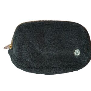 Lululemon black fleece everywhere bag size 1L